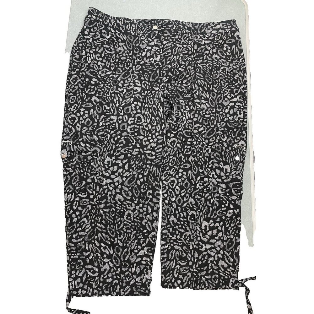 Chicos Zenergy Size 3 Black Patterned Polyester/Spandex Capri Pants
